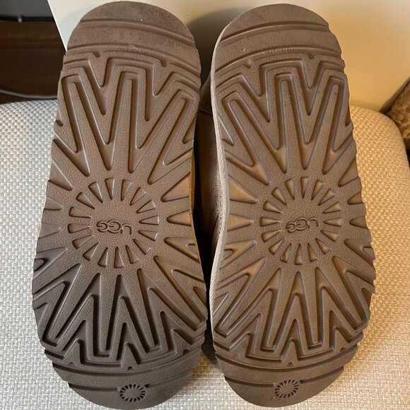 UGG Women’s Neumel Suede Chukka Boots, Size 6 - Sand (Like New) - Picture 9 of 11